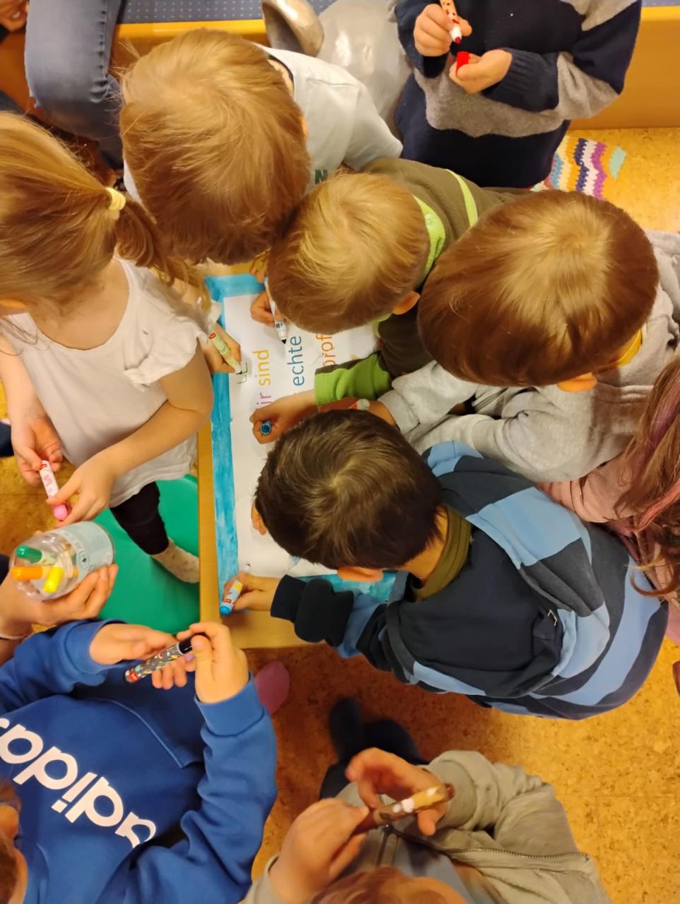 Kinder beim Plakat basteln
